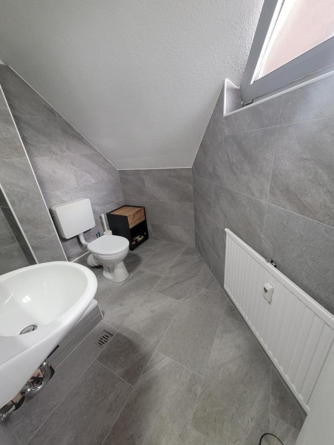 Messezimmer Am Thewissenweg Dusseldorf Ngoại thất bức ảnh