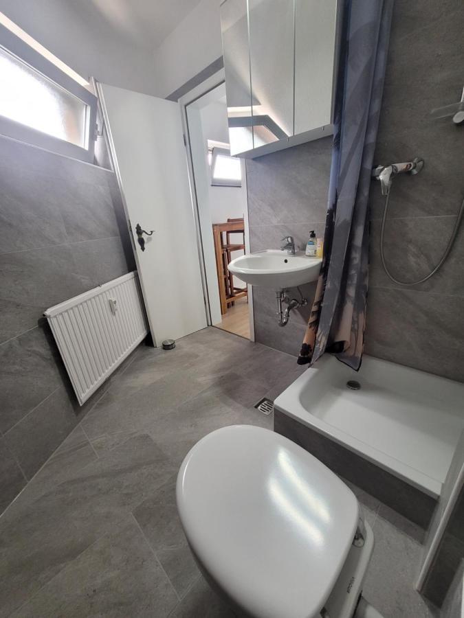 Messezimmer Am Thewissenweg Dusseldorf Ngoại thất bức ảnh